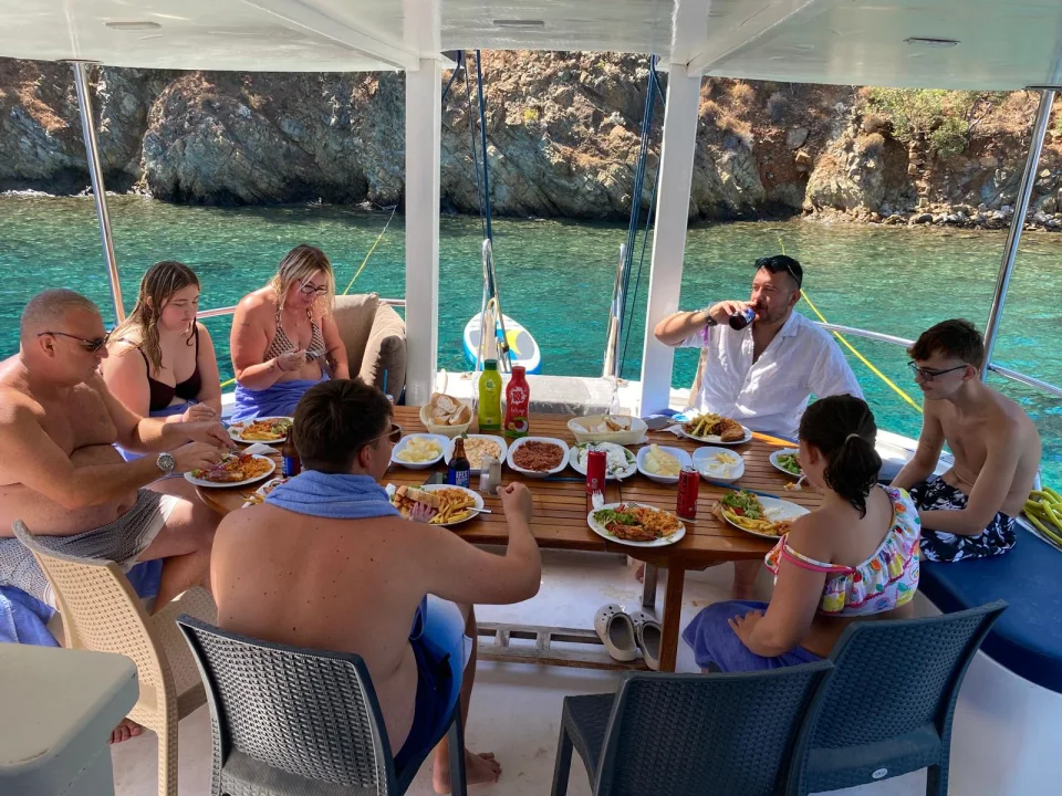 Göcek koylarında tam gün tekne turu.