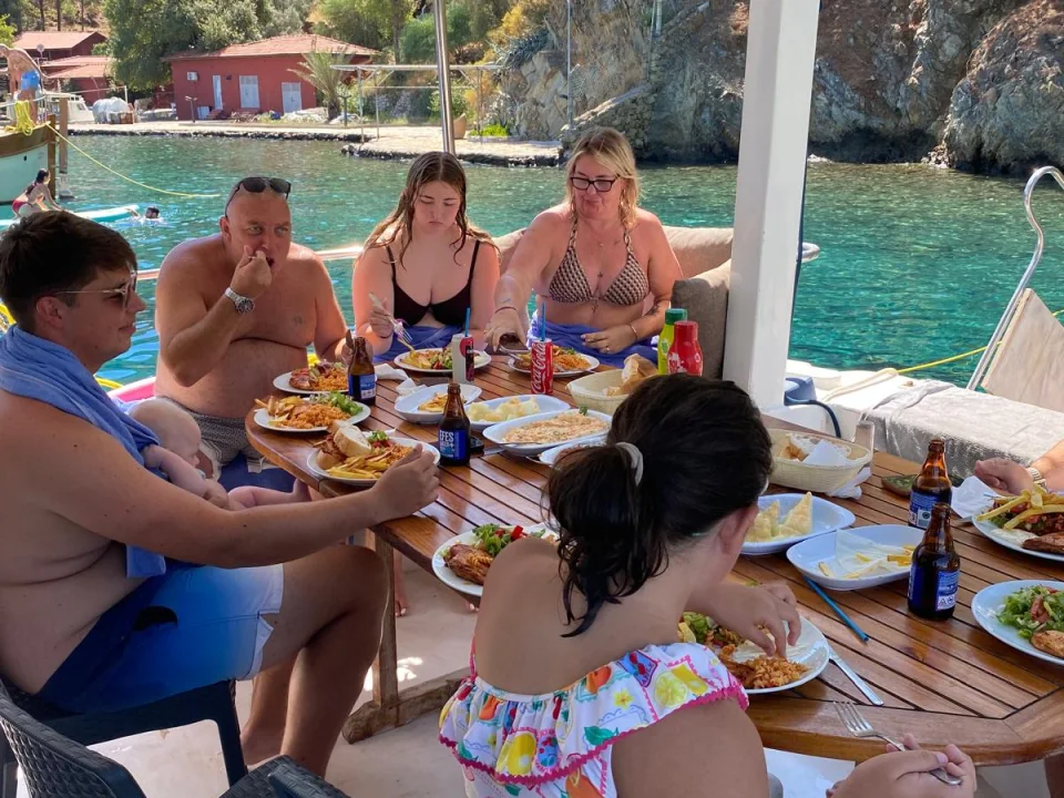 Gulet üzerinde öğle yemeği